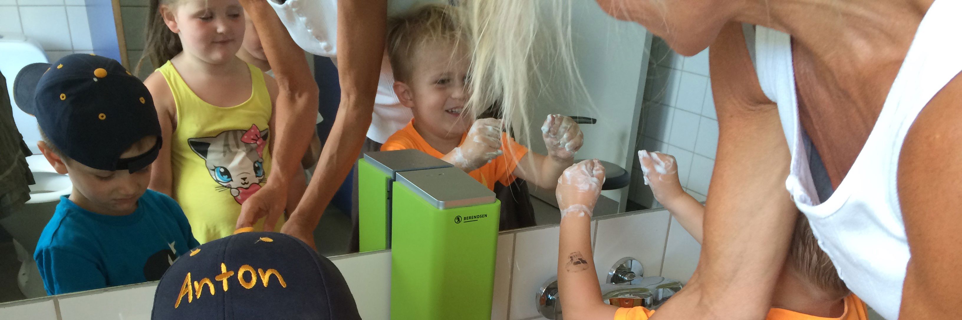 Børn vasker hænder i Stjernehuset