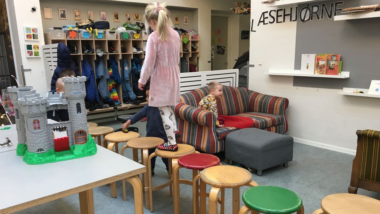 Børn leger i Stjernehuset