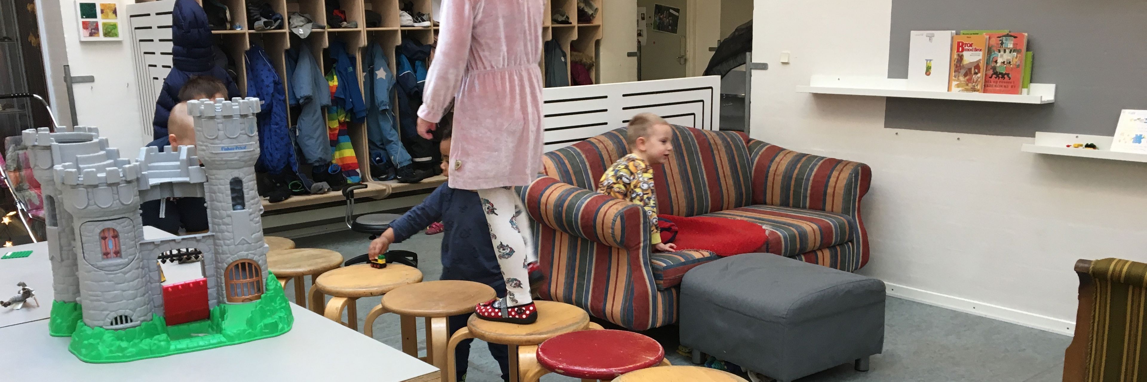 Børn leger i Stjernehuset