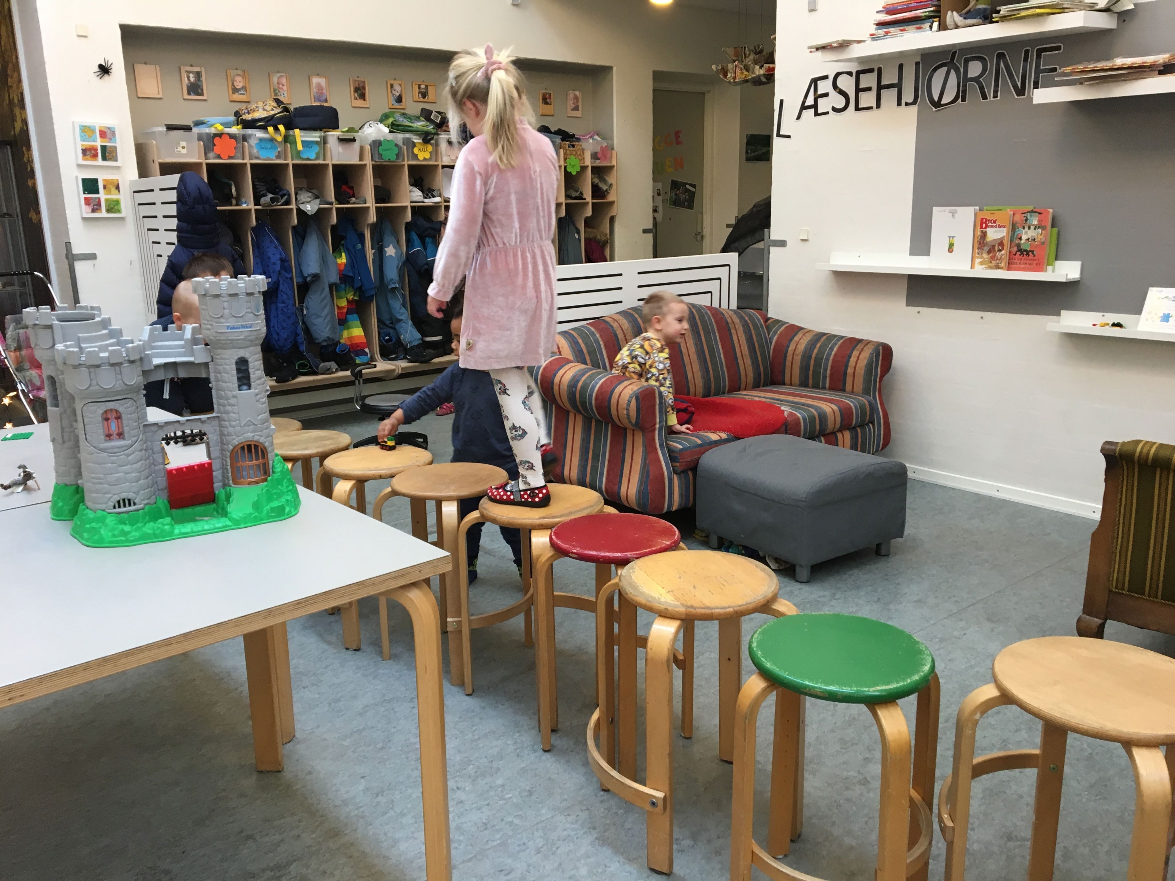Børn leger i Stjernehuset
