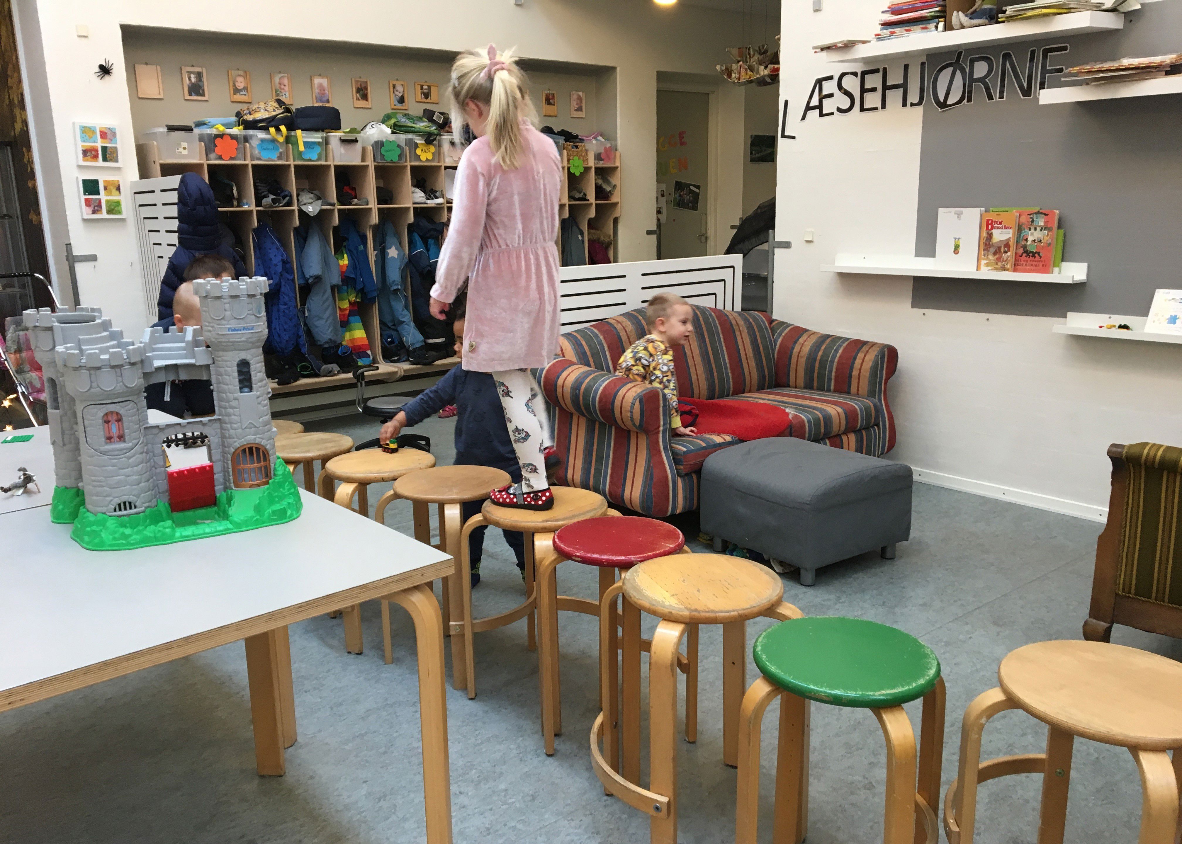 Børn leger i Stjernehuset