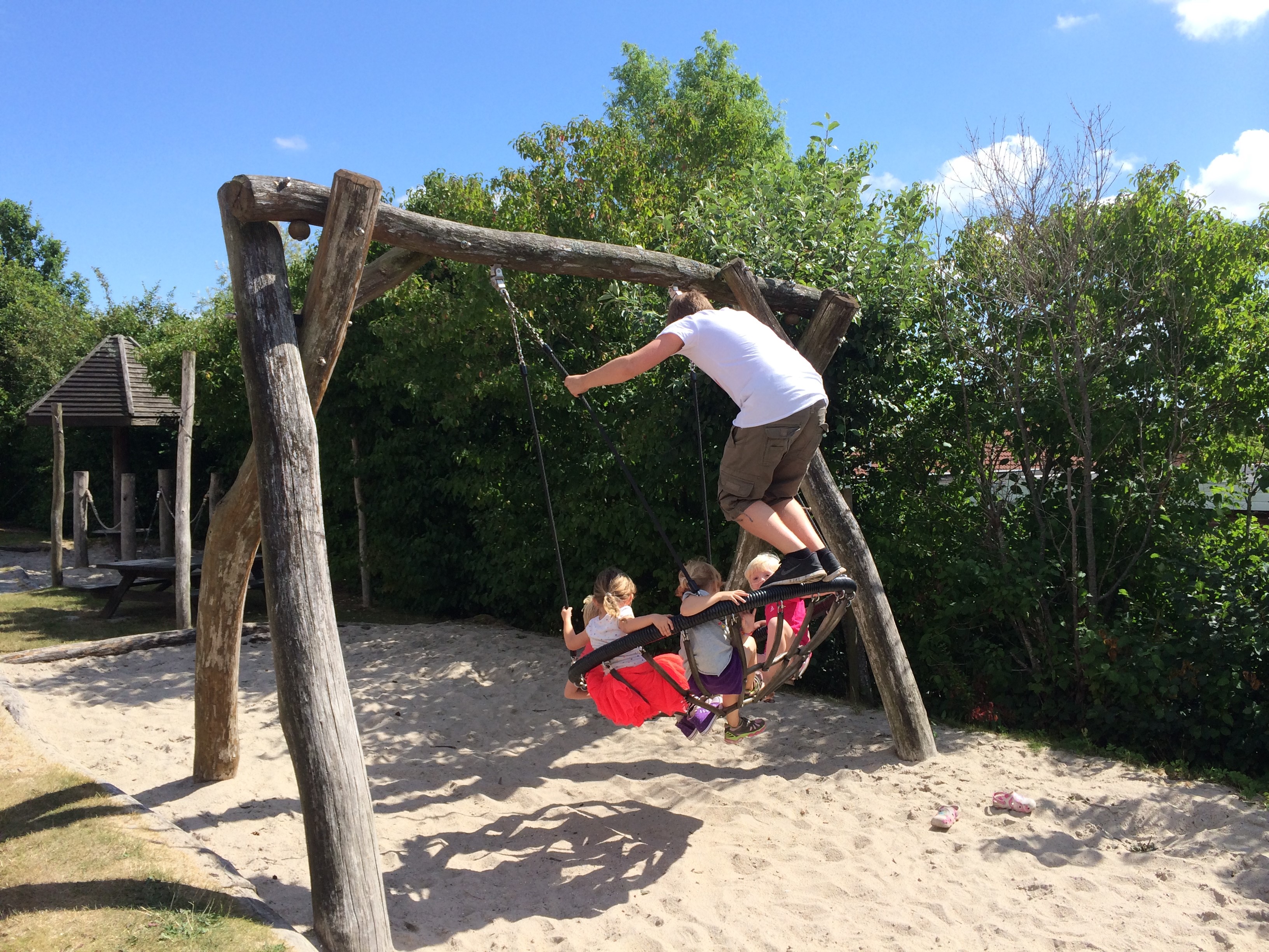 Børn og pædagog på legepladsen i Stjernehuset
